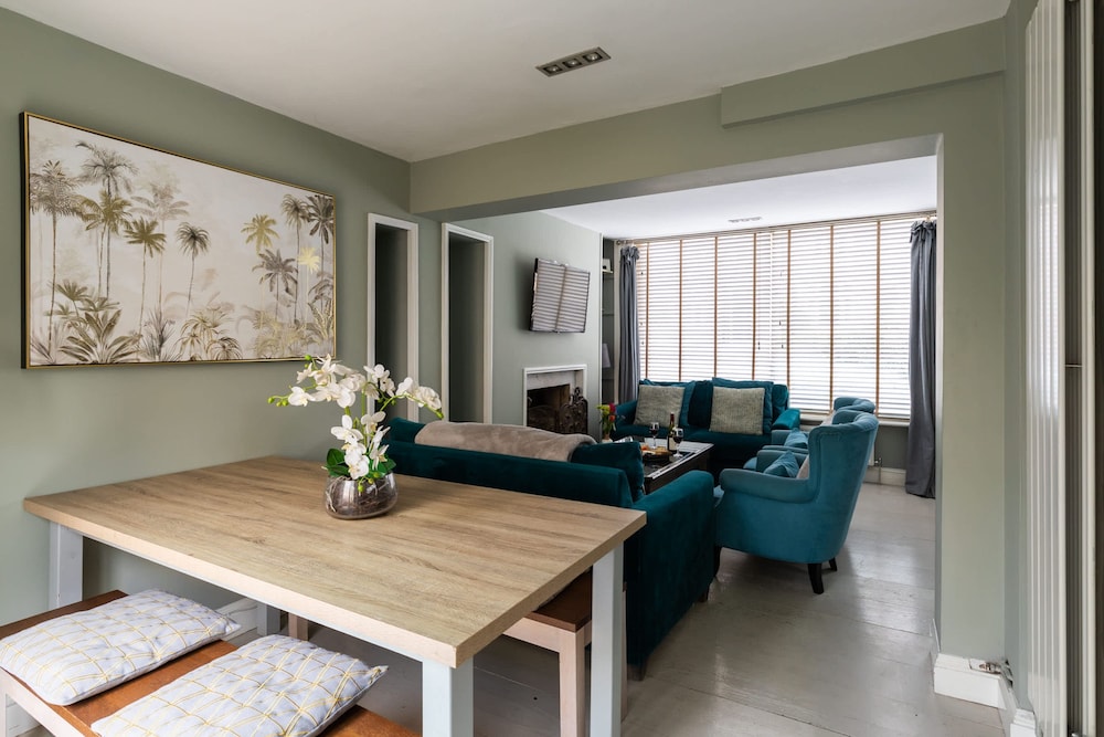 Stylish 4-bedroom Townhouse in the Heart of Bath