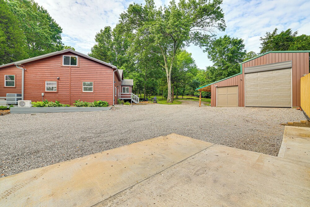 Near Bella Vista Trails & Elk River: Family Home!