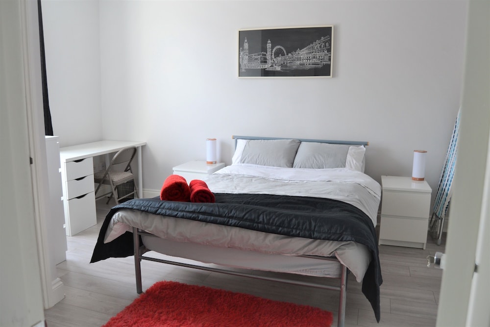 Entire 2 Bedroom House near City Centre view 4