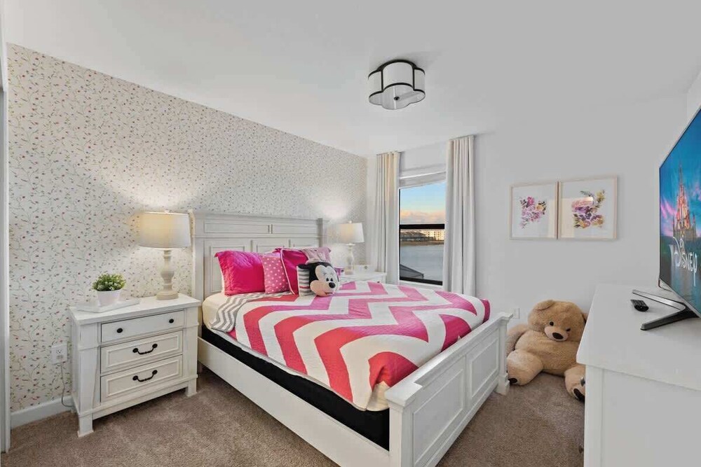 Luxury Decor 6BR at Storey Lake Sleeps 16