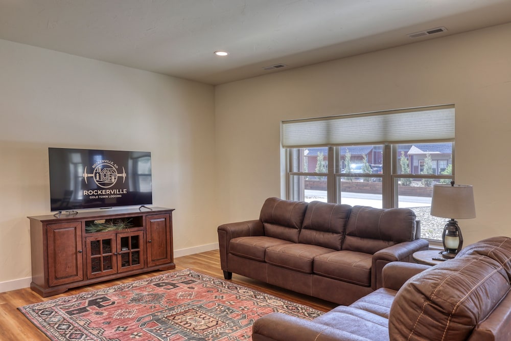 Gold Mining Condo King Bed Modern Comforts