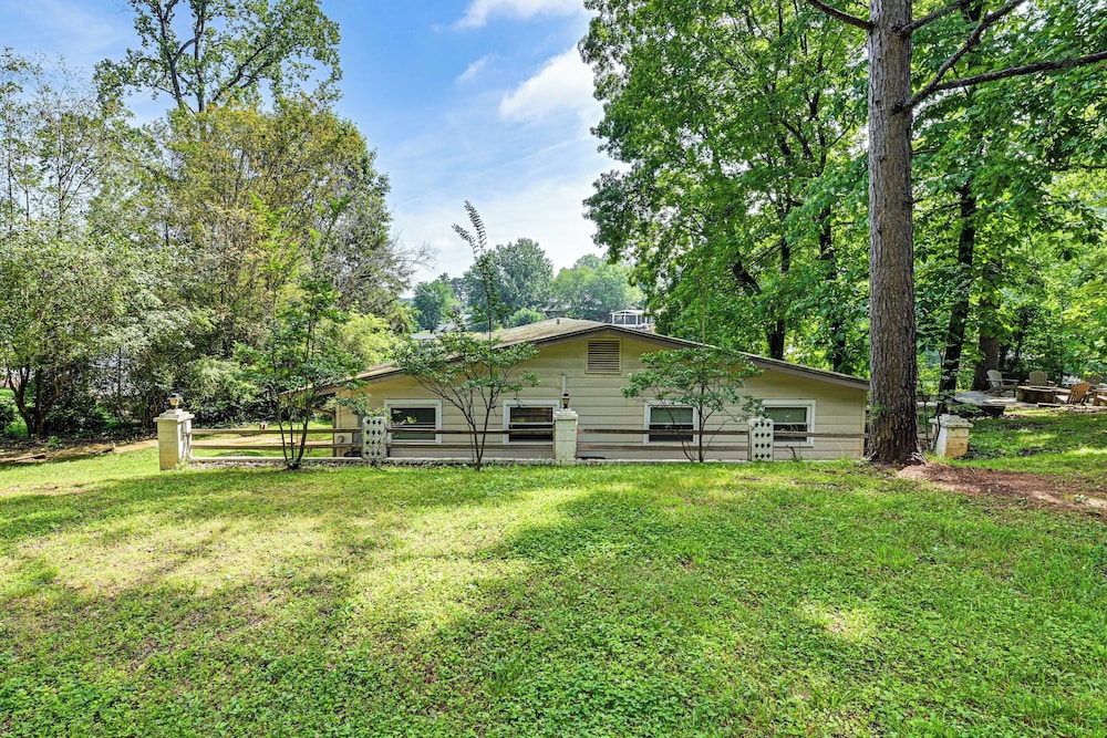 Launch & Dock: Lake Norman Retreat w/ Scenic Deck