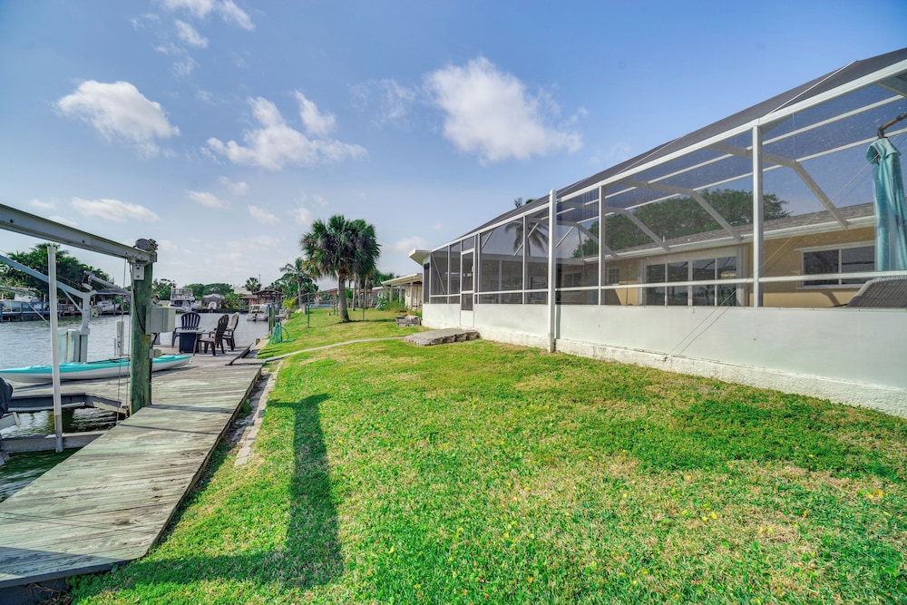 Centrally Located Cocoa Beach Haven: Walk to Shore