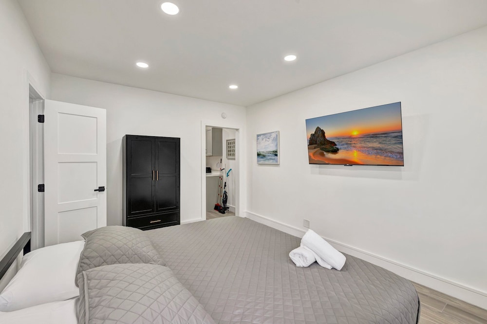 Studio off Las Olas- Steps to the Beach