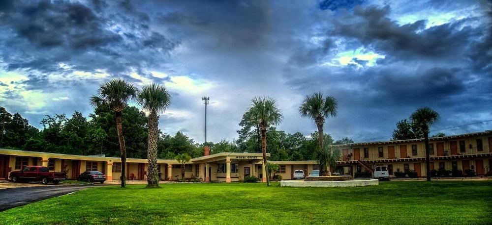 NASSAU HOLIDAY MOTEL