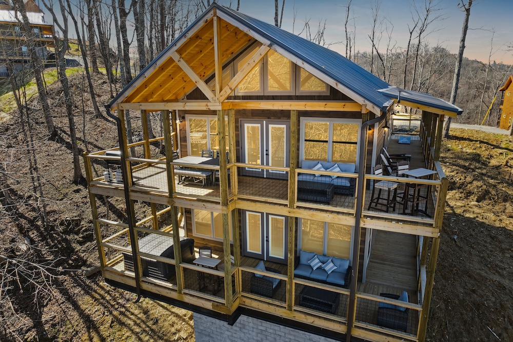 Tennessee Whiskey 3 Bedroom Cabin by RedAwning view 5