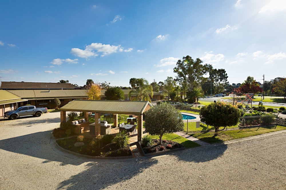 Statesman Motor Inn