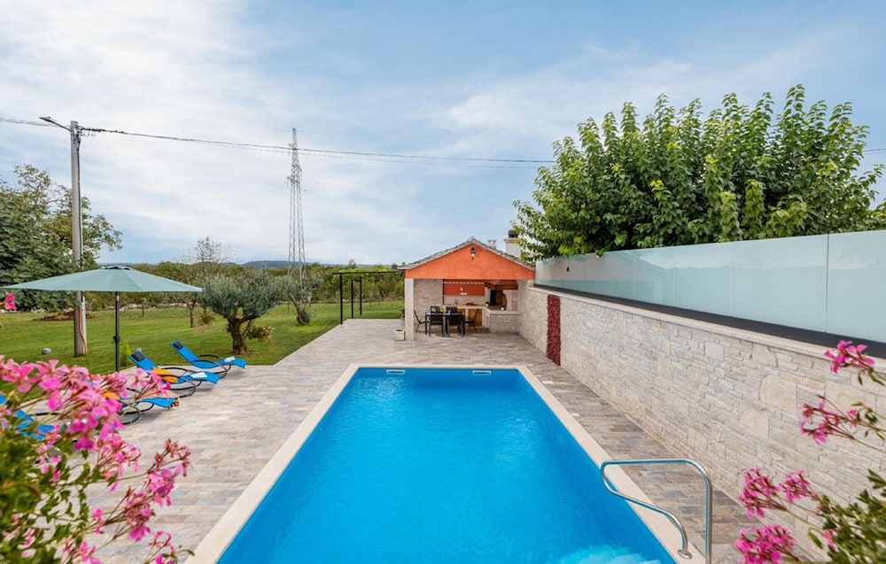 Stylish Villa With Swimming Pool and Garden