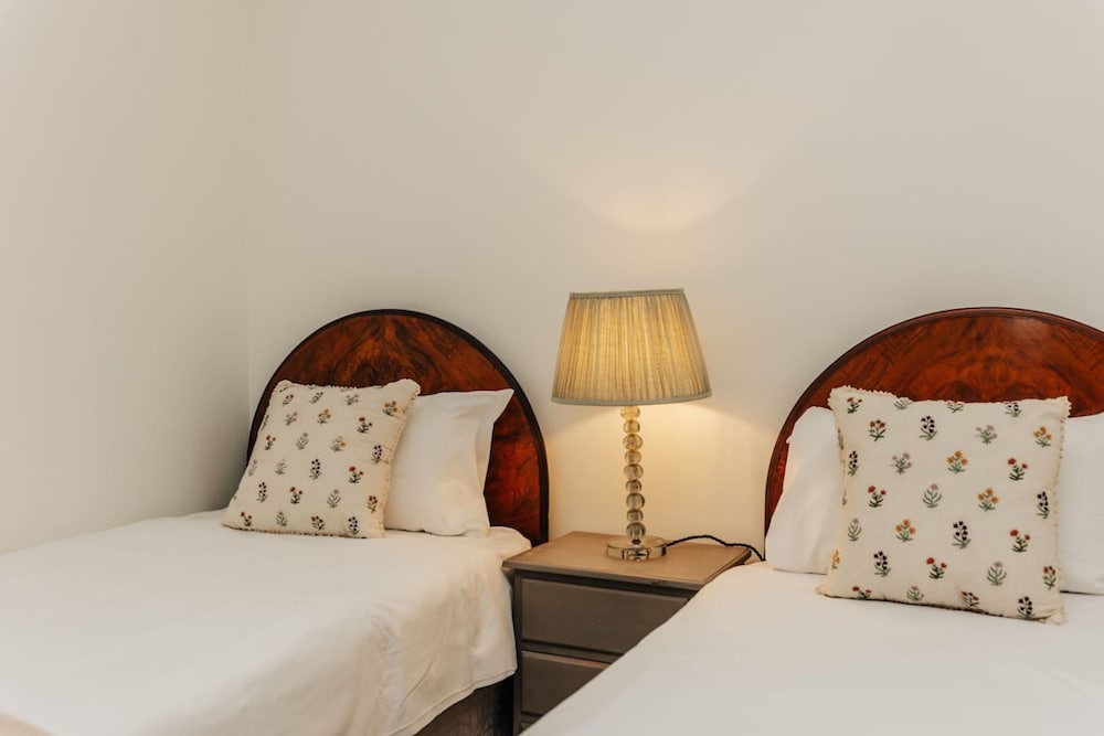 Badgemore Cottage - From 250 Per Night