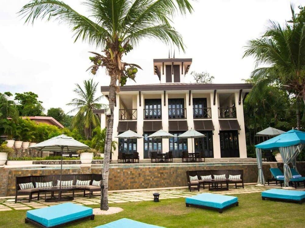 Ground-floor unit in front of lazy river pool at Pacifico in Coco
