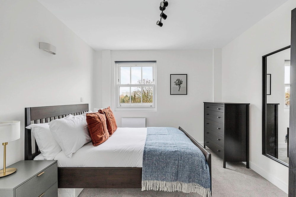 Chiswick Gem: 2 Bedroom Flat