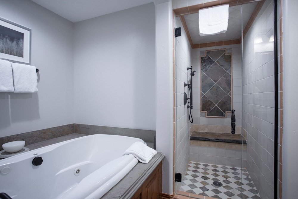 Grand Lodge - Five Bedroom #402 - Ski-in/ski-out 5 Condo