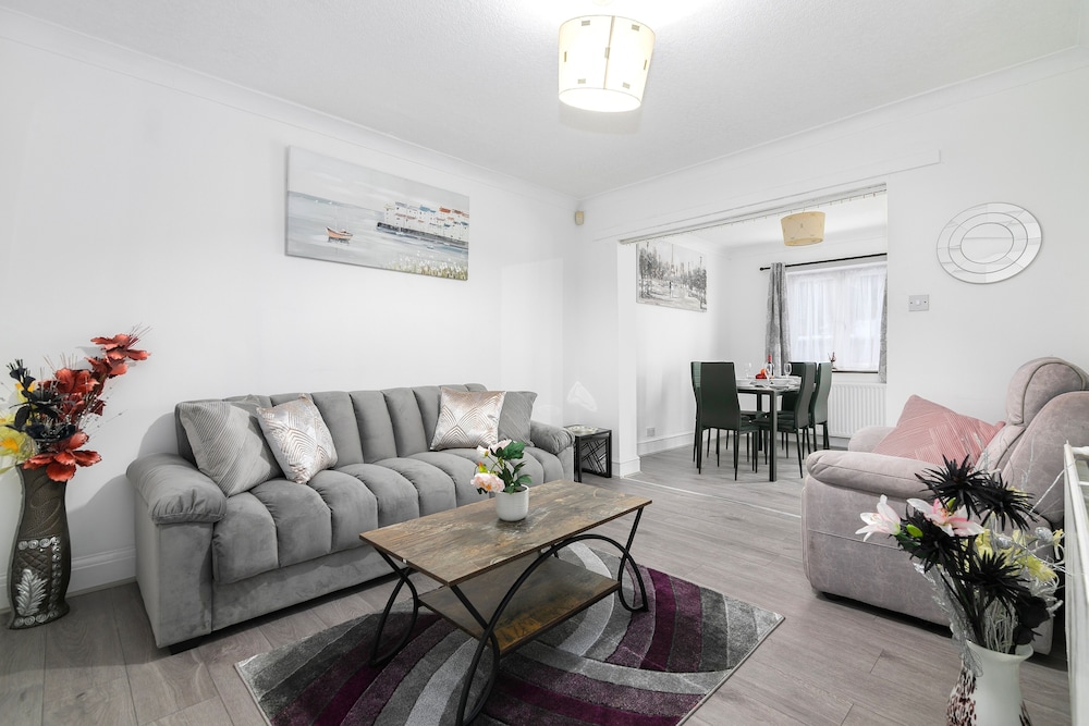 Refurbished 4-bed Family Home-near Central London