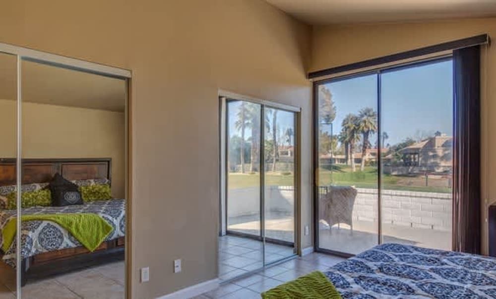 Stylish Condo With Golf Course Views