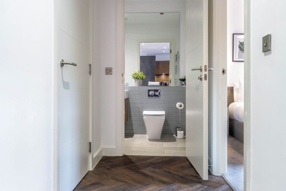 Professionals, City Centre, Parking, Superstore Nearby