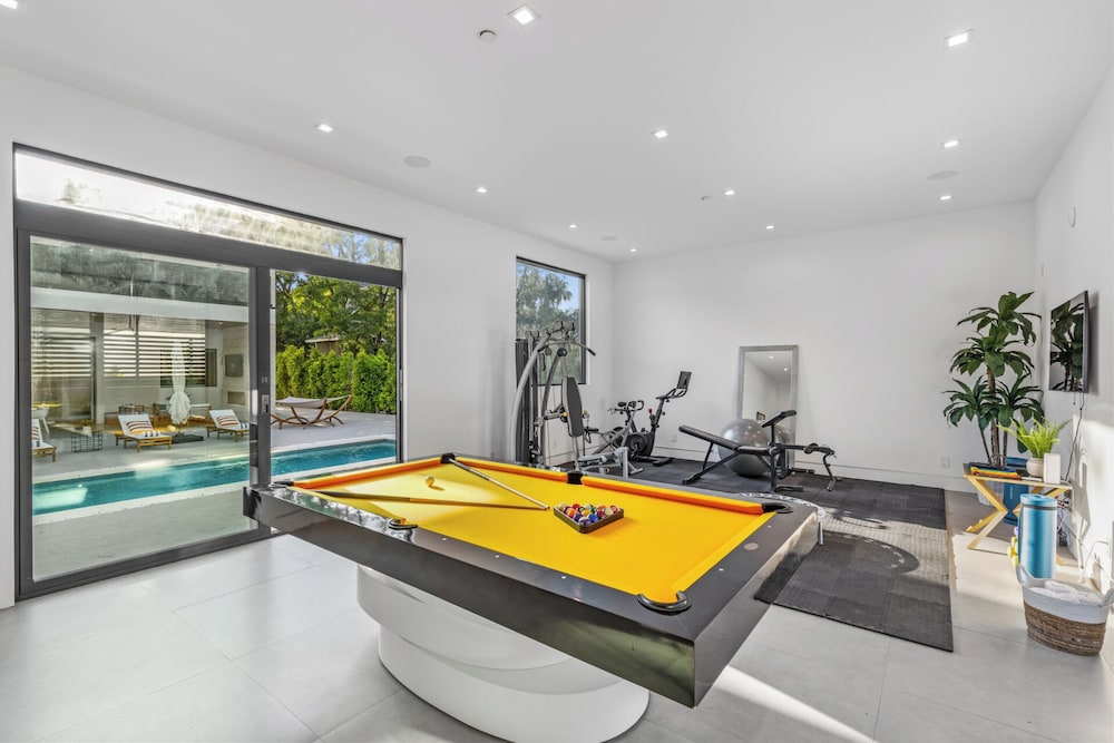 Melvin - Modern Contemporary Estate w/ Backyard + Pool & Spa