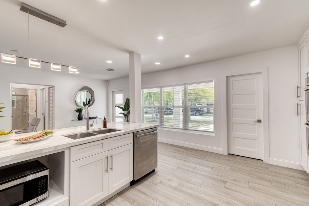 Turtle Nest by Avantstay Near Downtown Beaches - Chic FL Escape