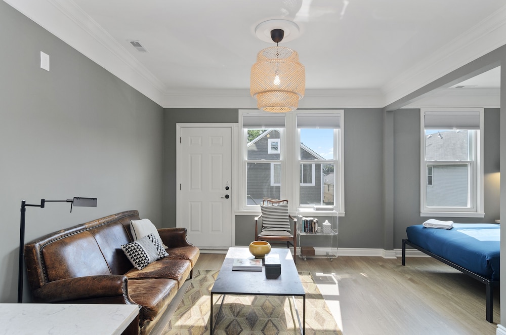 Spectacular Pilsen Studio for 2! by AllSet Turnover photo 3