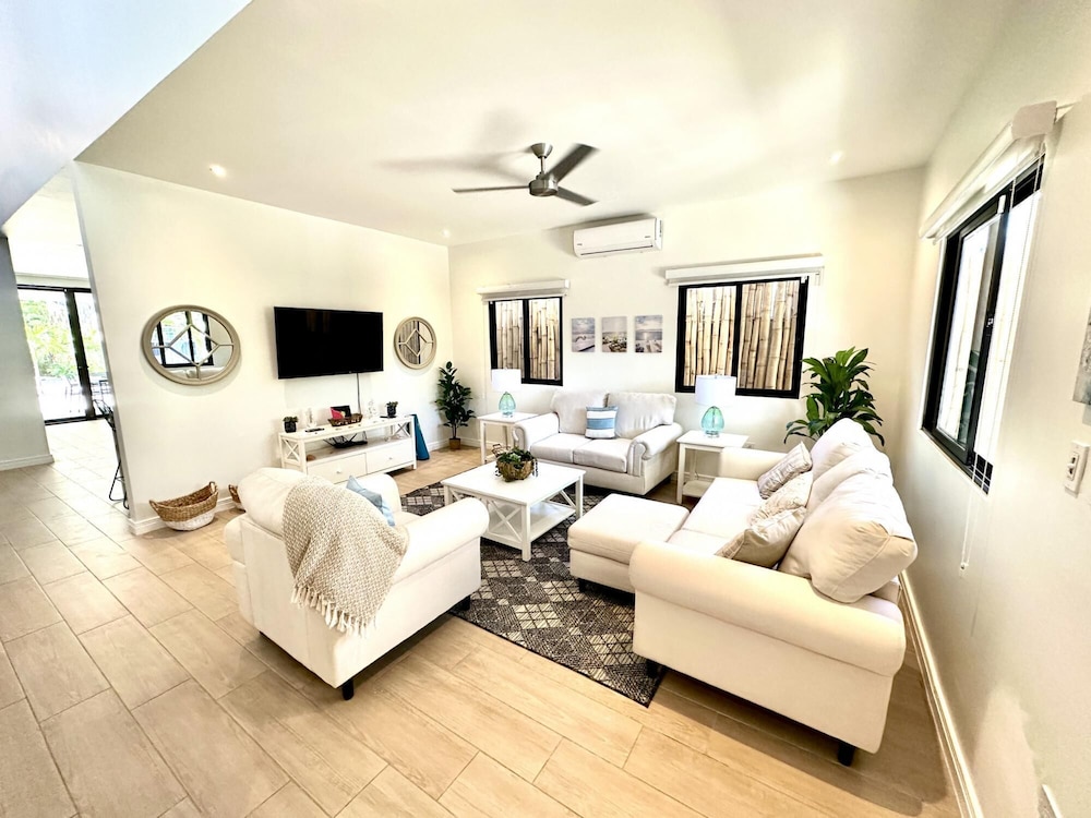 Playa Potrero 4 BR Home Pool Centrally Located - Casa Oasis Surfside