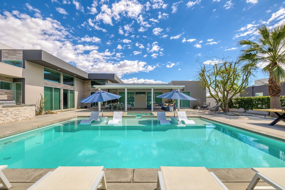 The Polo Villas by AvantStay – Modern Oasis Near Empire Polo Club