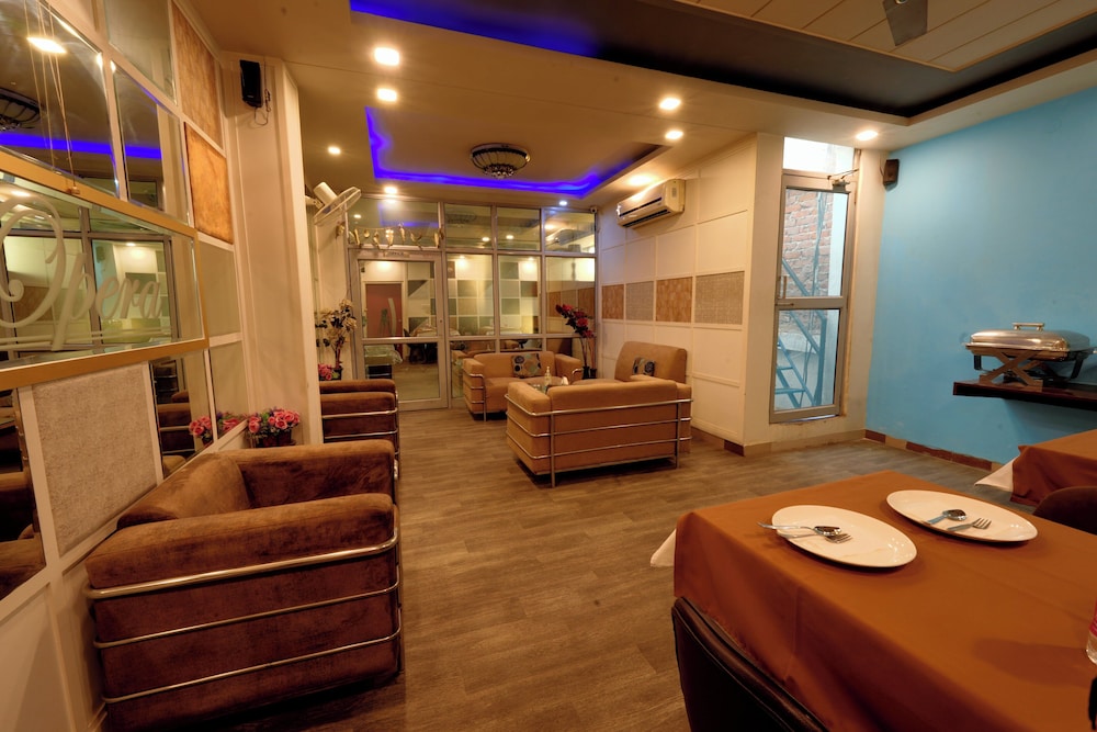 Hotel Opera Delhi Airport