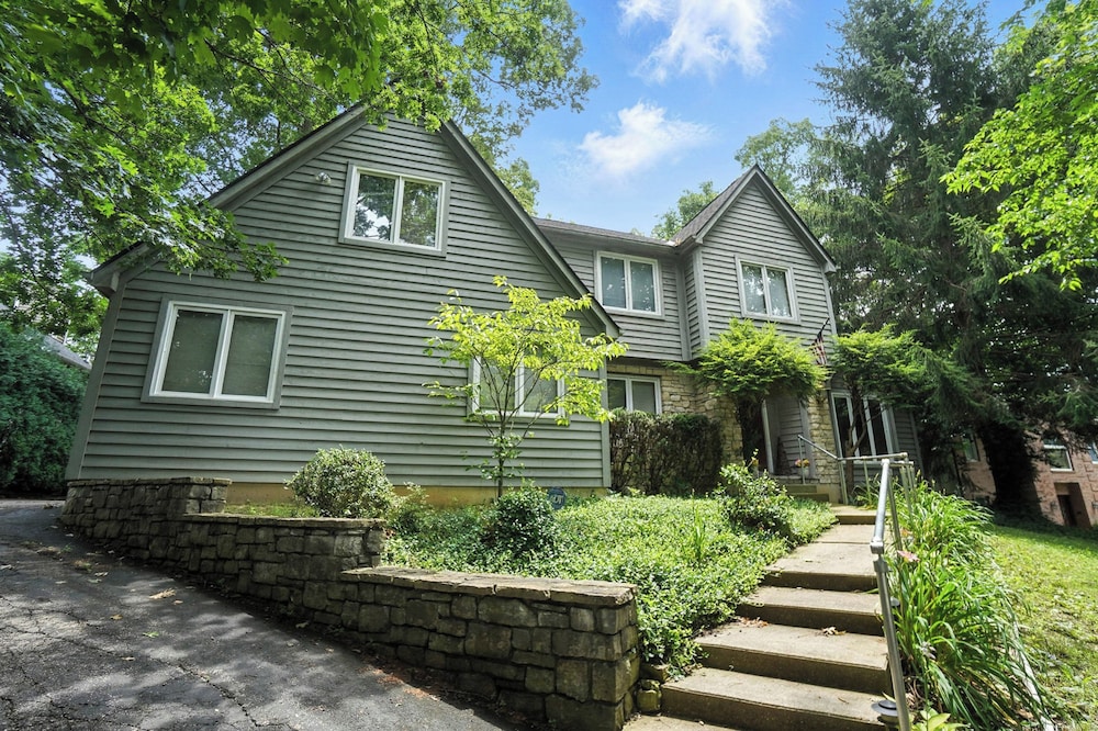 10 Mi to Dtwn: Cozy Couple's Getaway in Cincinnati