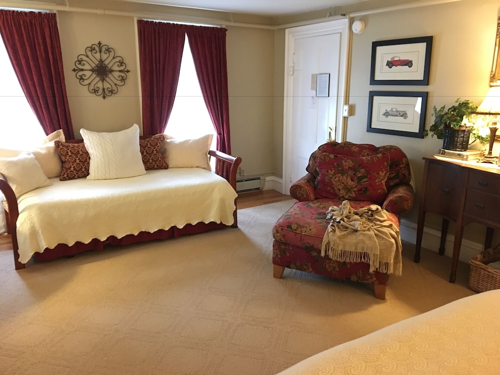 PineCrest Inn
