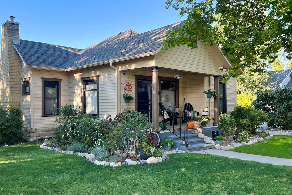 Lovely Montrose Home w/ Yard: Walk to Dtwn & Park! view 3