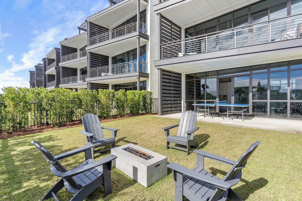 Crest One by Avantstay Rooftop Views, Pool Access, Golf Cart Included