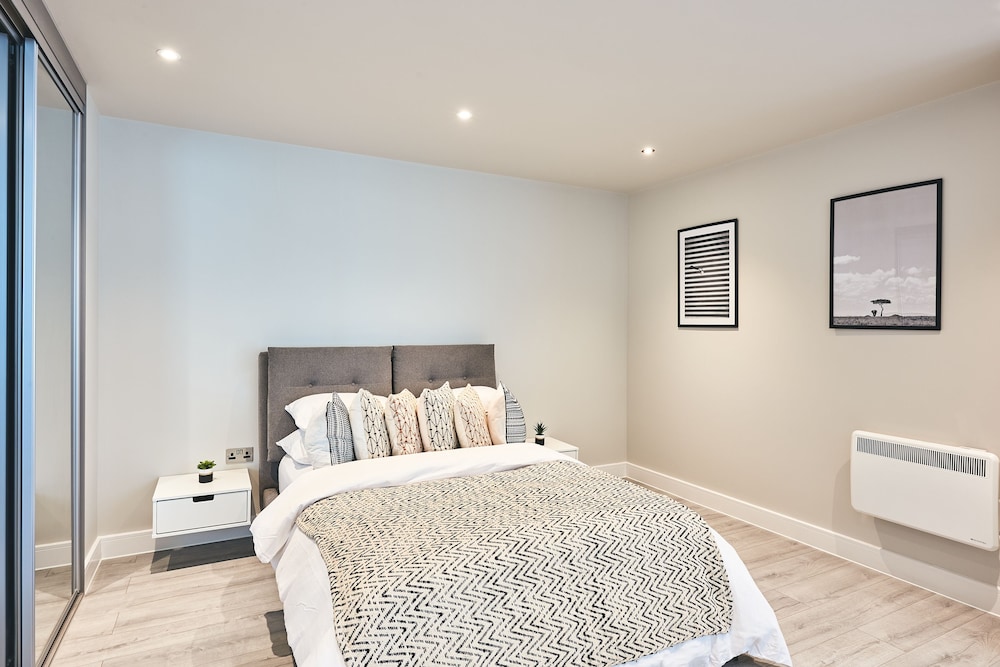 Seven Living Bracknell - Free Parking on Site view 4