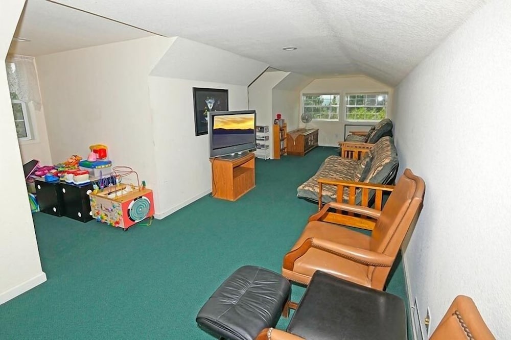 2184 Marshall Trail 5 Bedroom Home by RedAwning