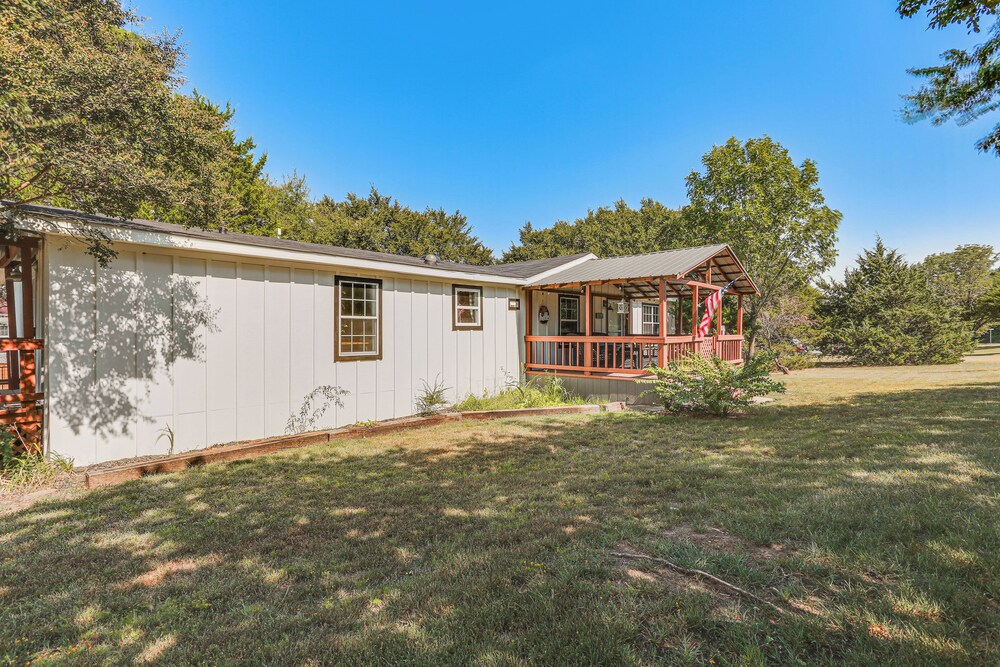Upscale Lake Texoma Vacation Home: 1 Mi to Marina!