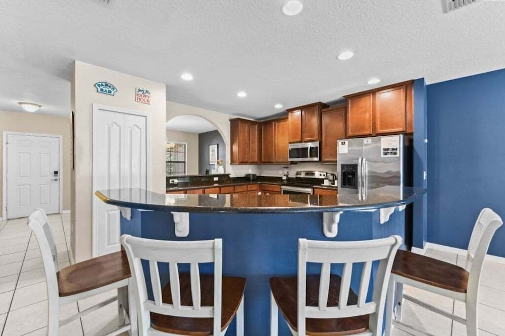 Spacious 6br Villa W/ Private Pool near Disney 6 Bedroom Villa