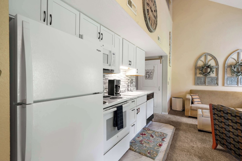 Warm Welcome Getaway Resort Stay for 6 With Amenities Near Downtown
