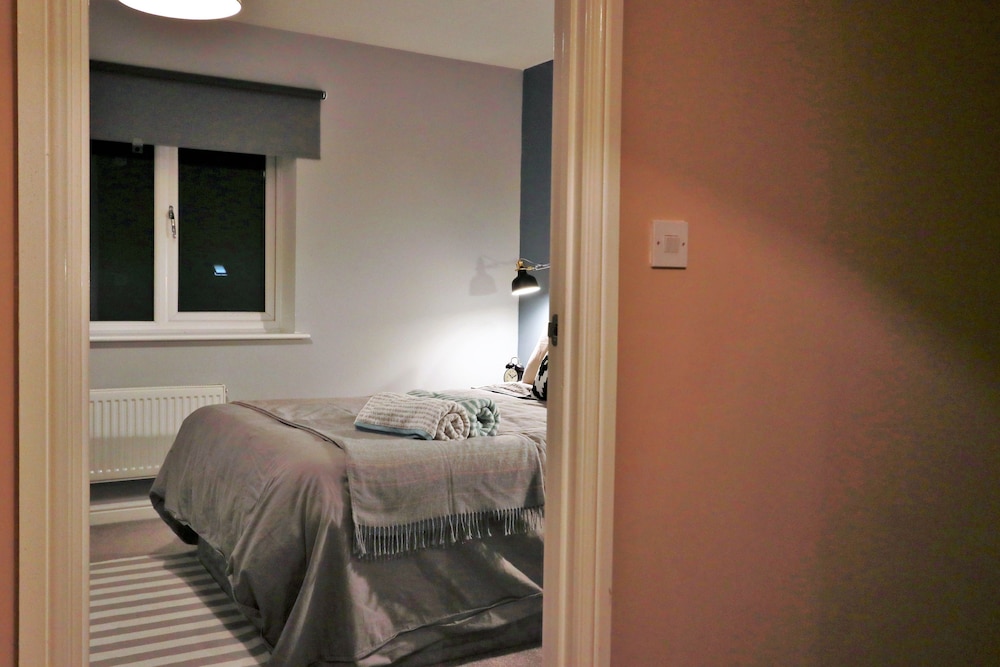 Spacious Townhouse - Netflix & Parking view 2