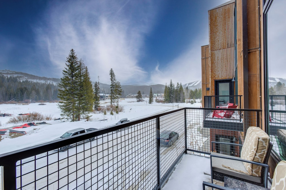 Rooftop Hot Tub + Views: Townhome in Winter Park