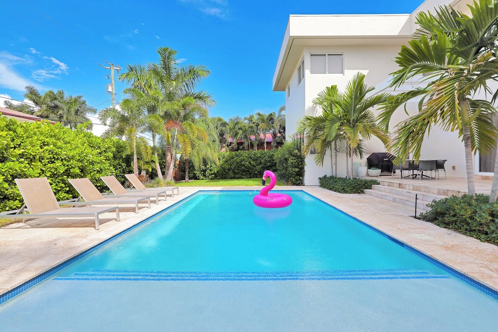 Luxurious Beach Retreat w/ Heated Pool&basketball