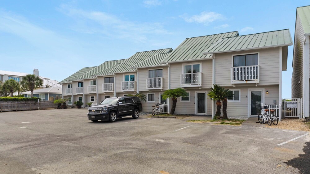 2BR Beachfront Townhome w/ Beach Service + Free Attraction Tickets!
