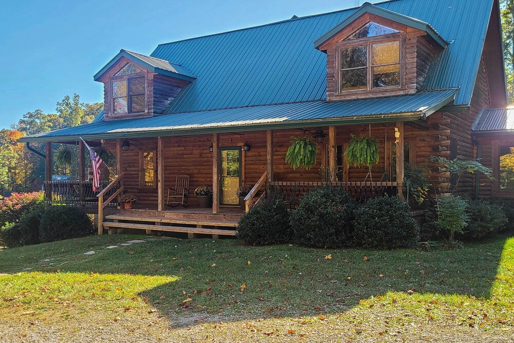 Underwood Home w/ 40 Acres: Fire Pit, Private Lake view 4