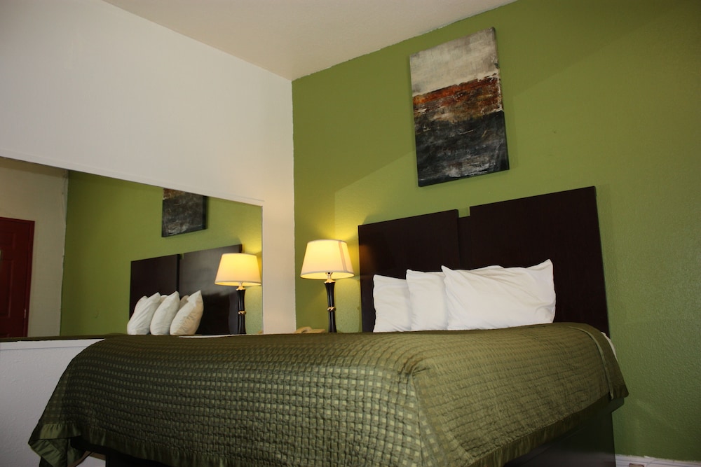 Vallejo Vacations - Express Inn - Property Image 7