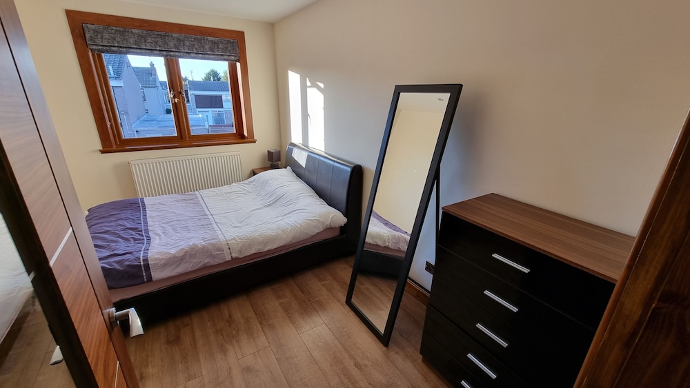 Captivating 1-bed Apartment in Edinburgh view 2