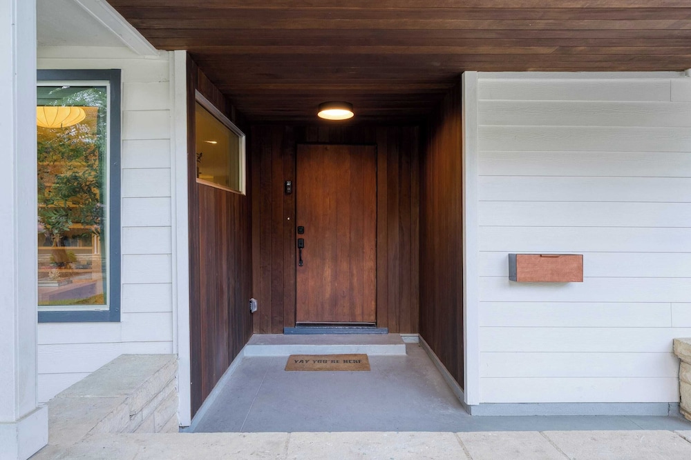 Modern Austin Home w/ Pool, Putting Green & Coffee Nook Townes Retreat by Avantstay