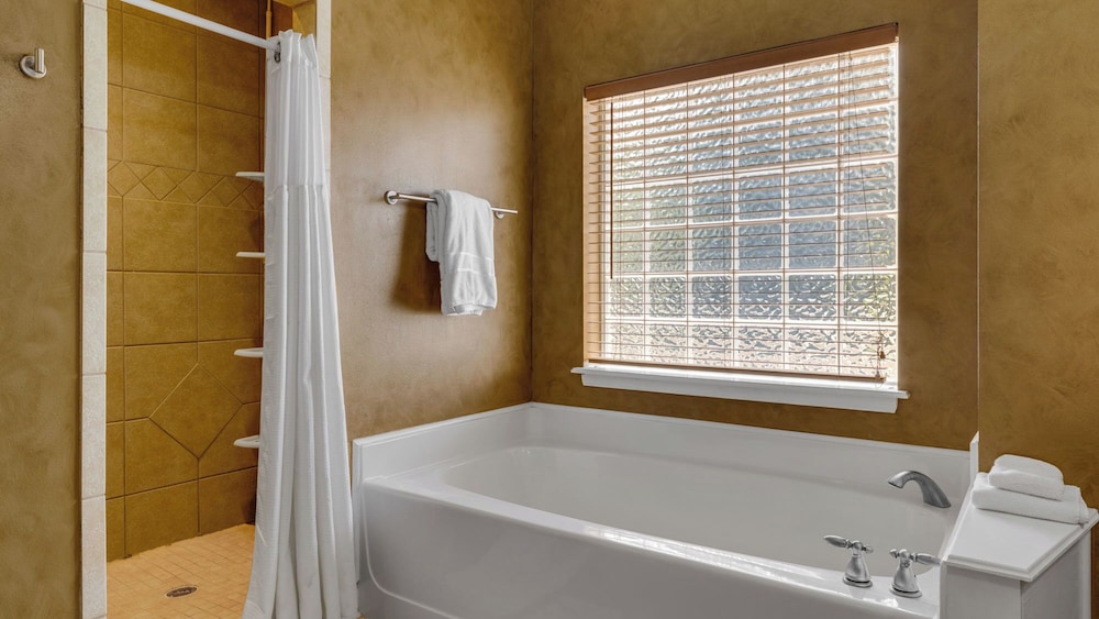 Seacrest 4BR w/ Private Heated Pool + Beach Access & Dolphin Cruise Ticket!