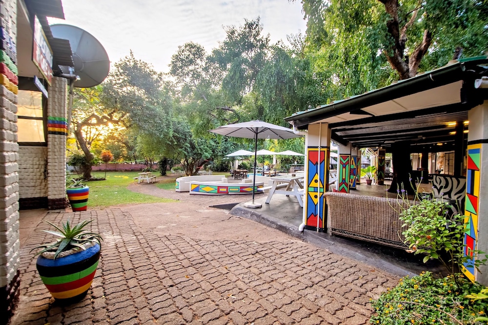 Shoestrings Backpackers & Bar