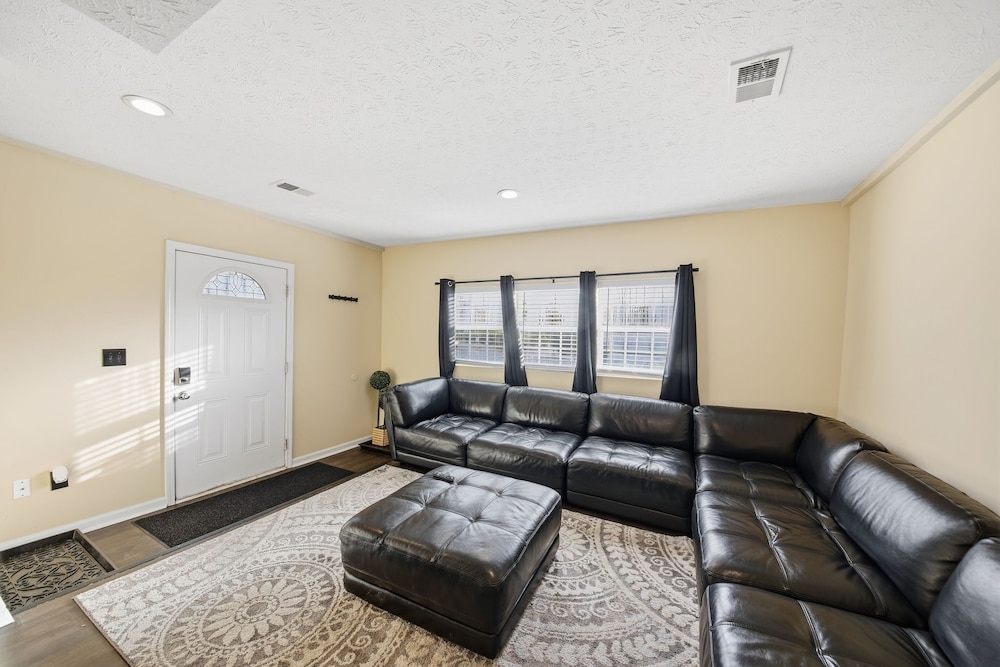 Spacious 2br Home North of Downtown Cincinnati 2 Bedroom Home