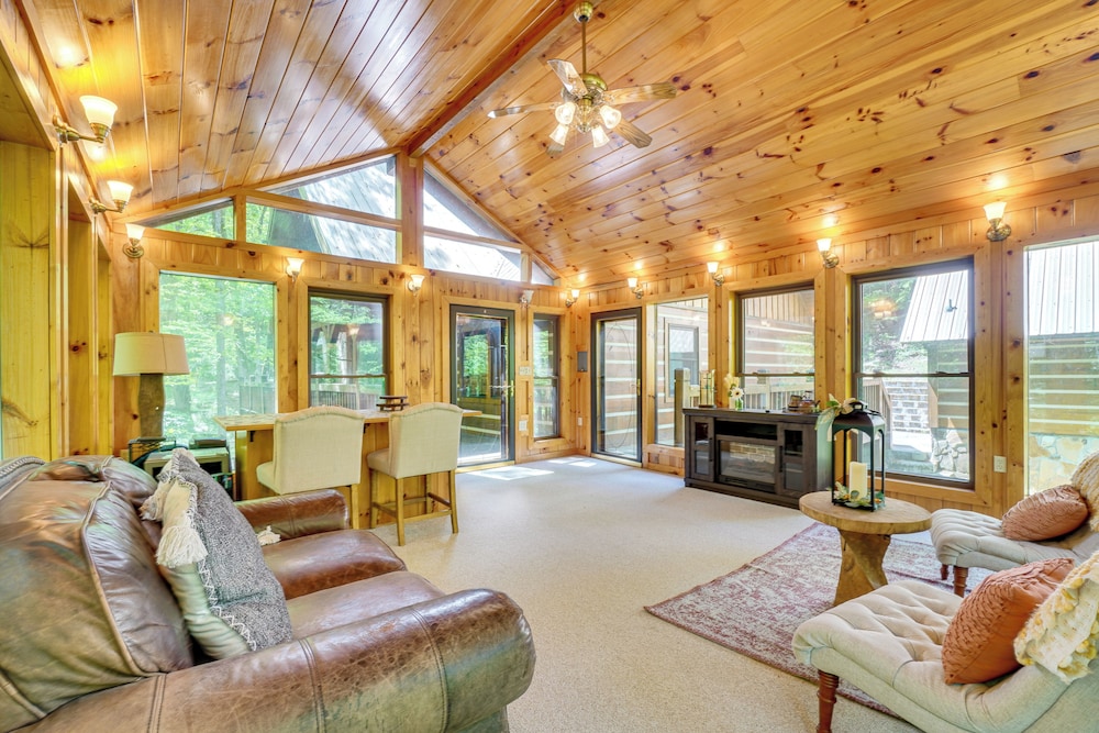 2 Mi to Gsmnp: Peaceful & Scenic Cabin w/ Deck
