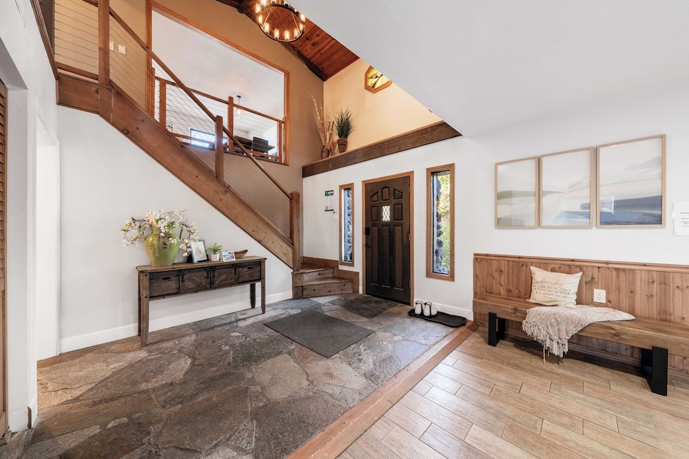 Geraldine Drive by Avantstay Hot Tub, Views, Walk to Trails + Game Room