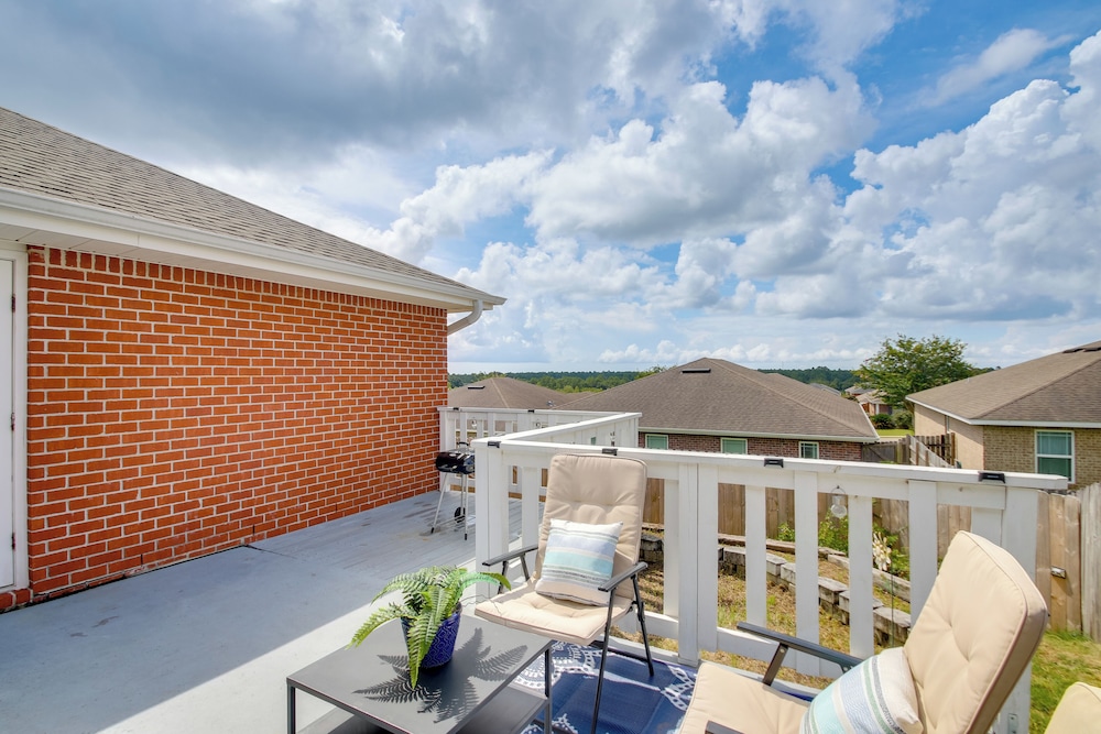 3 Mi to Escambia Bay: Home w/ Deck & Private Yard!