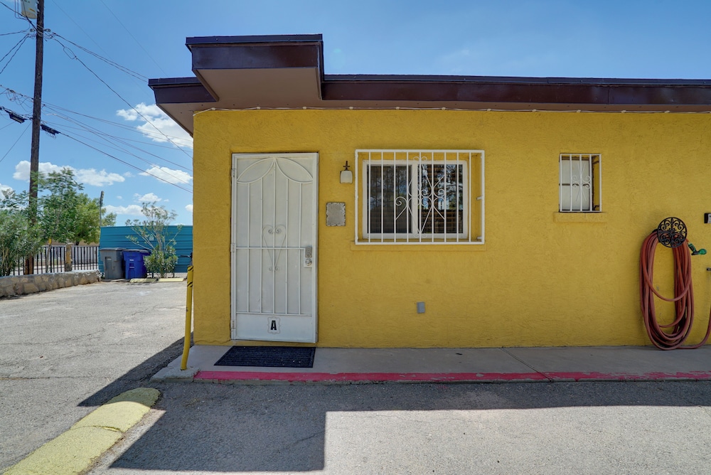 < 1 Mi to University Medical Center: El Paso Apt