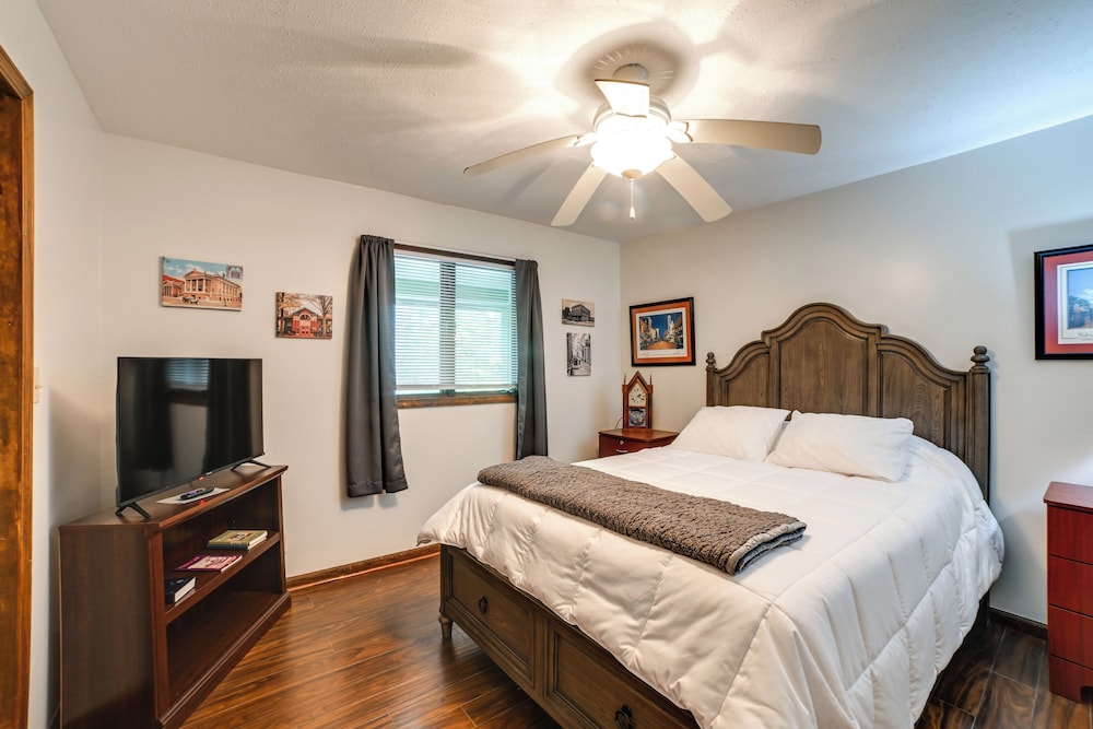 Dog-friendly Kentucky Lake Home w/ Game Room!